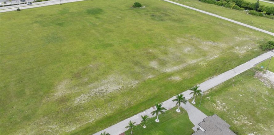 Land in Cape Coral, Florida № 1915288