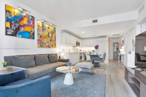 Condo in Miami, Florida, 1 bedroom  № 1762418 - photo 1