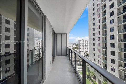Condo in Miami, Florida, 1 bedroom  № 1762418 - photo 11