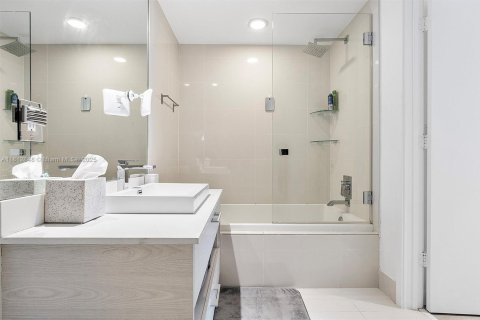 Condo in Miami, Florida, 1 bedroom  № 1762418 - photo 16