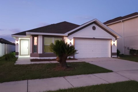 House in Auburndale, Florida 3 bedrooms, 124.86 sq.m. № 1565241 - photo 1