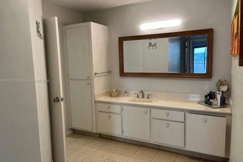 Condo in Surfside, Florida, 2 bedrooms  № 1872101 - photo 6