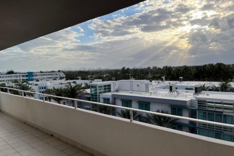 Condo in Surfside, Florida, 2 bedrooms  № 1872101 - photo 1