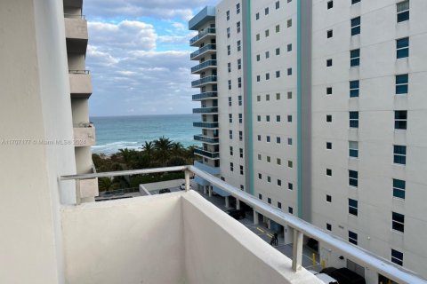 Condo in Surfside, Florida, 2 bedrooms  № 1872101 - photo 2