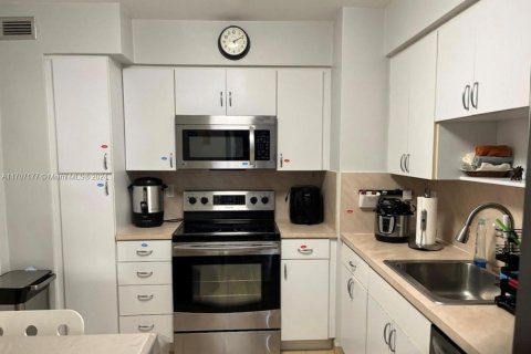 Condo in Surfside, Florida, 2 bedrooms  № 1872101 - photo 4