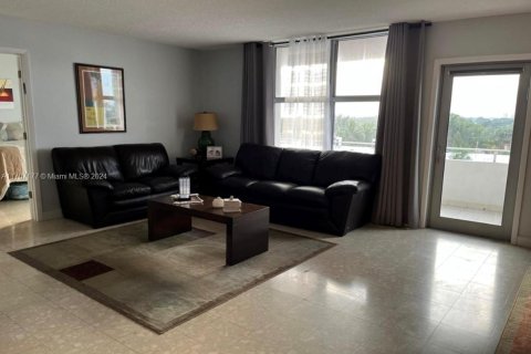 Condo in Surfside, Florida, 2 bedrooms  № 1872101 - photo 3