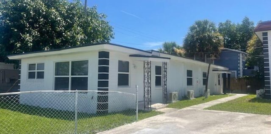 Townhouse in West Palm Beach, Florida 2 bedrooms, 67.35 sq.m. № 2078684