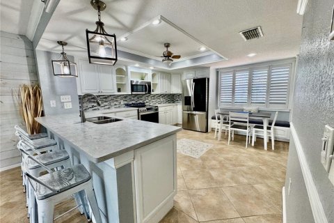 Condo in Treasure Island, Florida, 2 bedrooms  № 2115923 - photo 29
