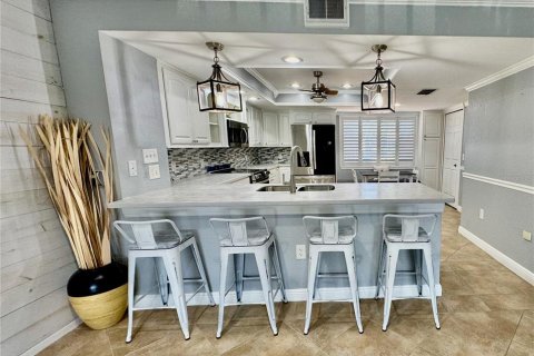 Condo in Treasure Island, Florida, 2 bedrooms  № 2115923 - photo 28