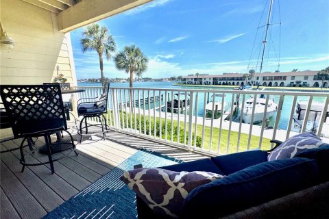 Condo in Treasure Island, Florida, 2 bedrooms  № 2115923 - photo 16