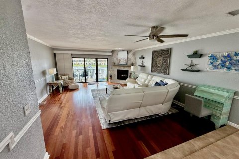 Condo in Treasure Island, Florida, 2 bedrooms  № 2115923 - photo 11