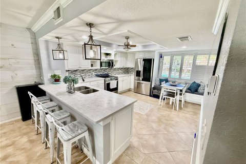 Condo in Treasure Island, Florida, 2 bedrooms  № 2115923 - photo 23