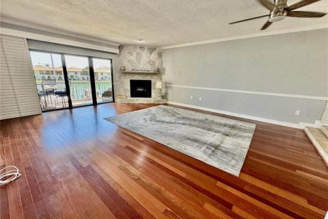Condo in Treasure Island, Florida, 2 bedrooms  № 2115923 - photo 14