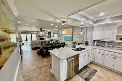 Condo in Treasure Island, Florida, 2 bedrooms  № 2115923 - photo 21
