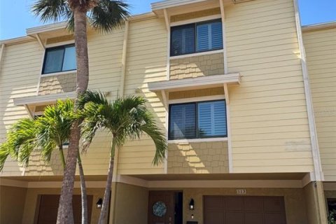 Condo in Treasure Island, Florida, 2 bedrooms № 2115923