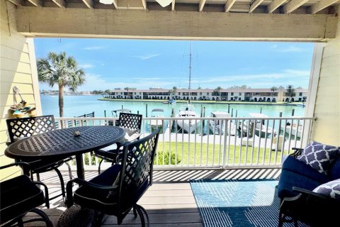 Condo in Treasure Island, Florida, 2 bedrooms  № 2115923 - photo 20