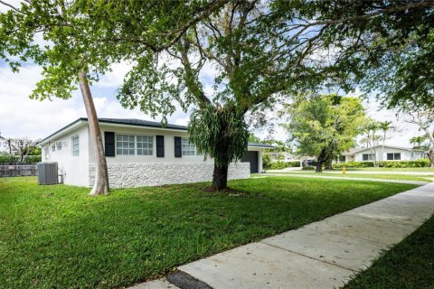 Casa en venta en Miami, Florida, 3 dormitorios, 140.19 m2 № 2057081 - foto 3