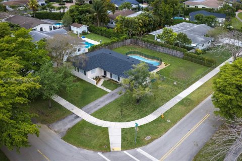 Casa en venta en Miami, Florida, 3 dormitorios, 140.19 m2 № 2057081 - foto 22