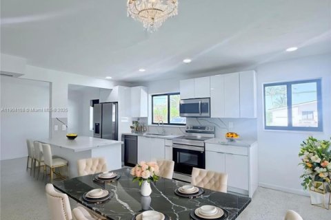 Villa ou maison à louer à Miami, Floride: 4 chambres, 133.22 m2 № 1956786 - photo 2