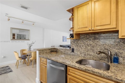 Condominio en venta en Miami Beach, Florida, 1 dormitorio, 66.89 m2 № 2027825 - foto 12