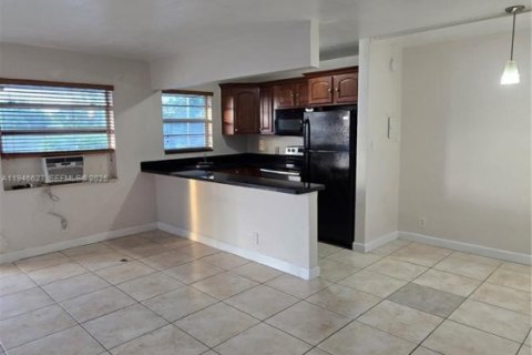 Condo in Miami, Florida, 1 bedroom  № 2002829 - photo 2