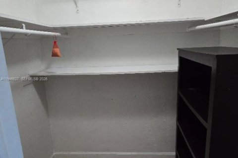 Condo in Miami, Florida, 1 bedroom  № 2002829 - photo 4