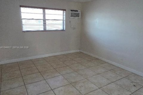 Condo in Miami, Florida, 1 bedroom  № 2002829 - photo 3