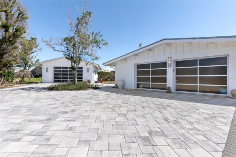 House in Placida, Florida 4 bedrooms, 210.14 sq.m. № 1556447 - photo 3