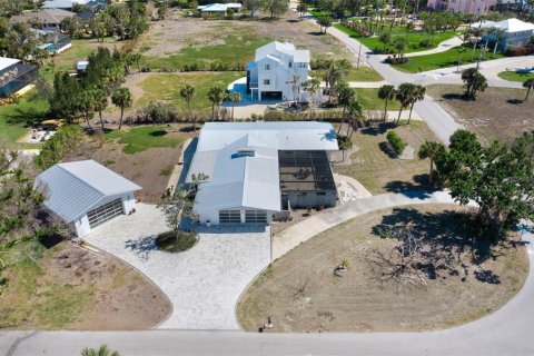 House in Placida, Florida 4 bedrooms, 210.14 sq.m. № 1556447 - photo 2