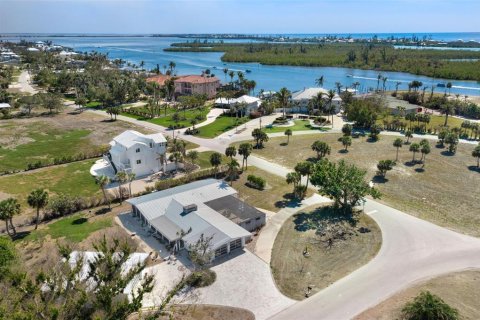 House in Placida, Florida 4 bedrooms, 210.14 sq.m. № 1556447 - photo 11