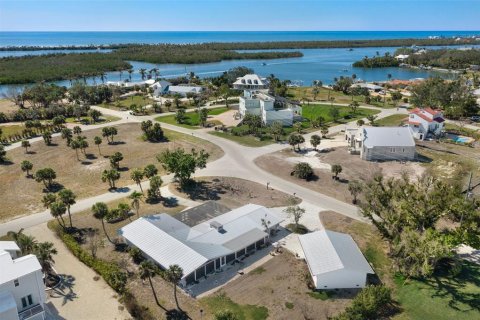 House in Placida, Florida 4 bedrooms, 210.14 sq.m. № 1556447 - photo 1