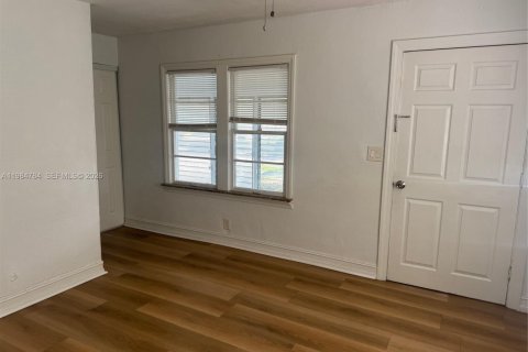House in Hollywood, Florida 2 bedrooms, 60.39 sq.m. № 2045837 - photo 4