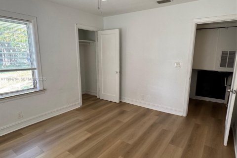 House in Hollywood, Florida 2 bedrooms, 60.39 sq.m. № 2045837 - photo 12