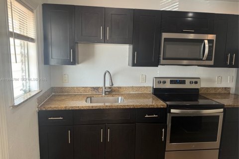 House in Hollywood, Florida 2 bedrooms, 60.39 sq.m. № 2045837 - photo 7
