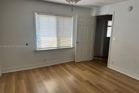 House in Hollywood, Florida 2 bedrooms, 60.39 sq.m. № 2045837 - photo 6