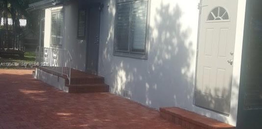 House in Hollywood, Florida 2 bedrooms, 60.39 sq.m. № 2045837
