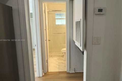 House in Hollywood, Florida 2 bedrooms, 60.39 sq.m. № 2045837 - photo 9