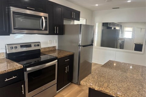 House in Hollywood, Florida 2 bedrooms, 60.39 sq.m. № 2045837 - photo 8
