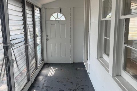 House in Hollywood, Florida 2 bedrooms, 60.39 sq.m. № 2045837 - photo 3