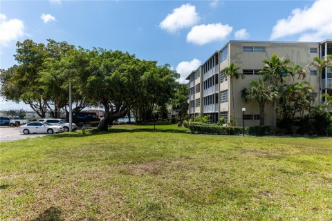 Condo in Miami, Florida, 1 bedroom  № 1617161 - photo 27