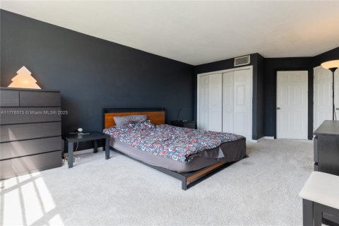 Condo in Miami, Florida, 1 bedroom  № 1617161 - photo 15