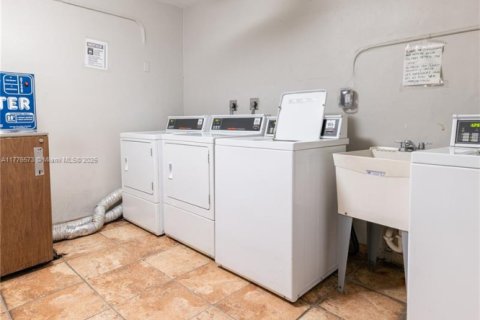 Condo in Miami, Florida, 1 bedroom  № 1617161 - photo 24