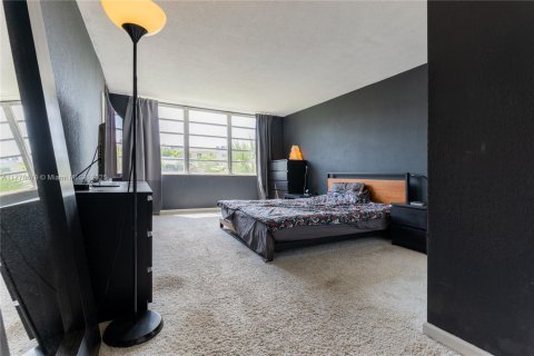 Condo in Miami, Florida, 1 bedroom  № 1617161 - photo 12