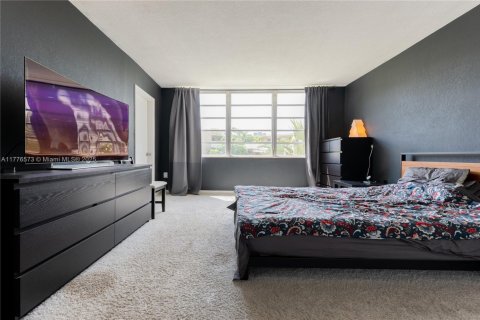 Condo in Miami, Florida, 1 bedroom  № 1617161 - photo 13