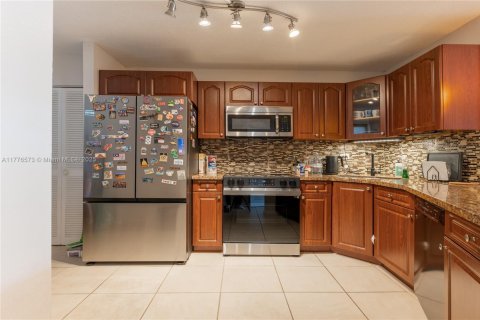 Condo in Miami, Florida, 1 bedroom  № 1617161 - photo 10