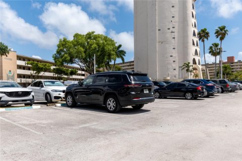 Condo in Miami, Florida, 1 bedroom  № 1617161 - photo 26