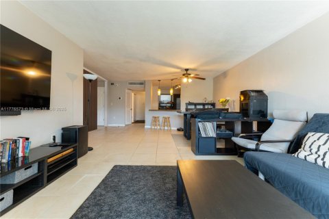 Condo in Miami, Florida, 1 bedroom  № 1617161 - photo 7