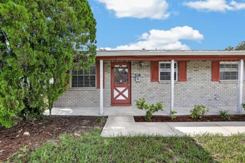 House in Brandon, Florida 3 bedrooms, 121.24 sq.m. № 2324092 - photo 2