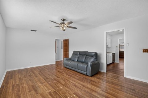 House in Brandon, Florida 3 bedrooms, 121.24 sq.m. № 2324092 - photo 8