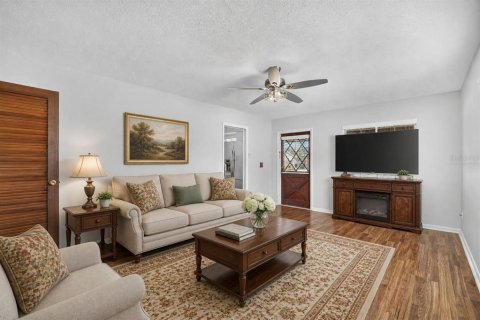 House in Brandon, Florida 3 bedrooms, 121.24 sq.m. № 2324092 - photo 6